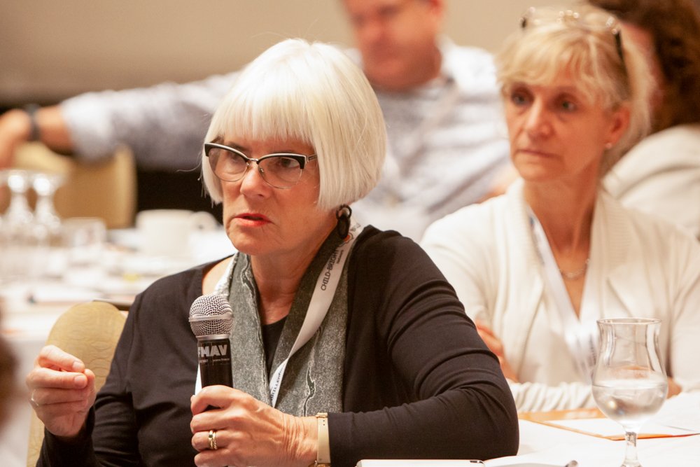 Donna parle à une réunion du Réseau BRILLEnfant à Vancouver en 2019