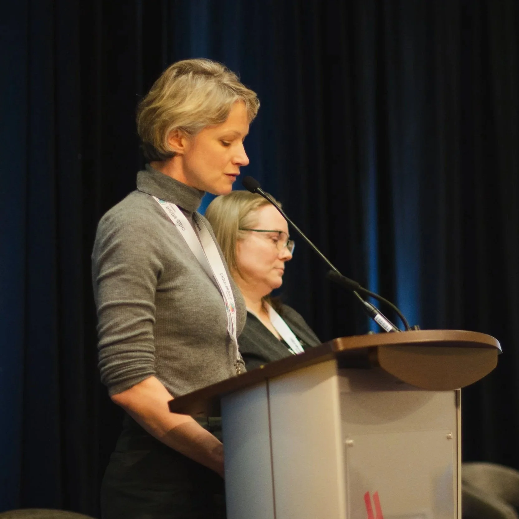 Photo de Jessica Hanson et Stephanie Glegg sur scène à la conférence.