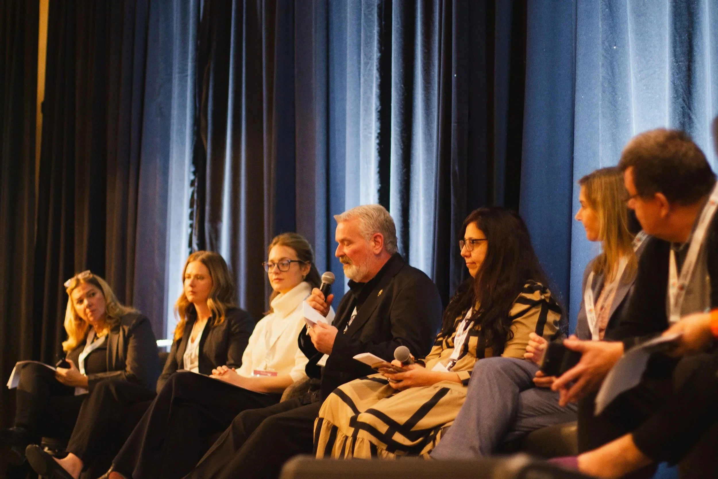 Les intervenants et animateurs de la table ronde « Learning from the Wood-Wide Web »