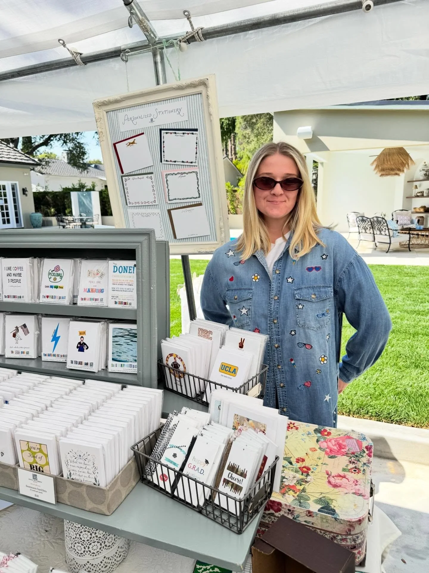 My little helper helped me out big time this week at 2 shows in Pacific Palisades and La Canada &hellip;thank you  @audreygerbracht_  it was fun hanging out together and I appreciate you being by my side. xo💕