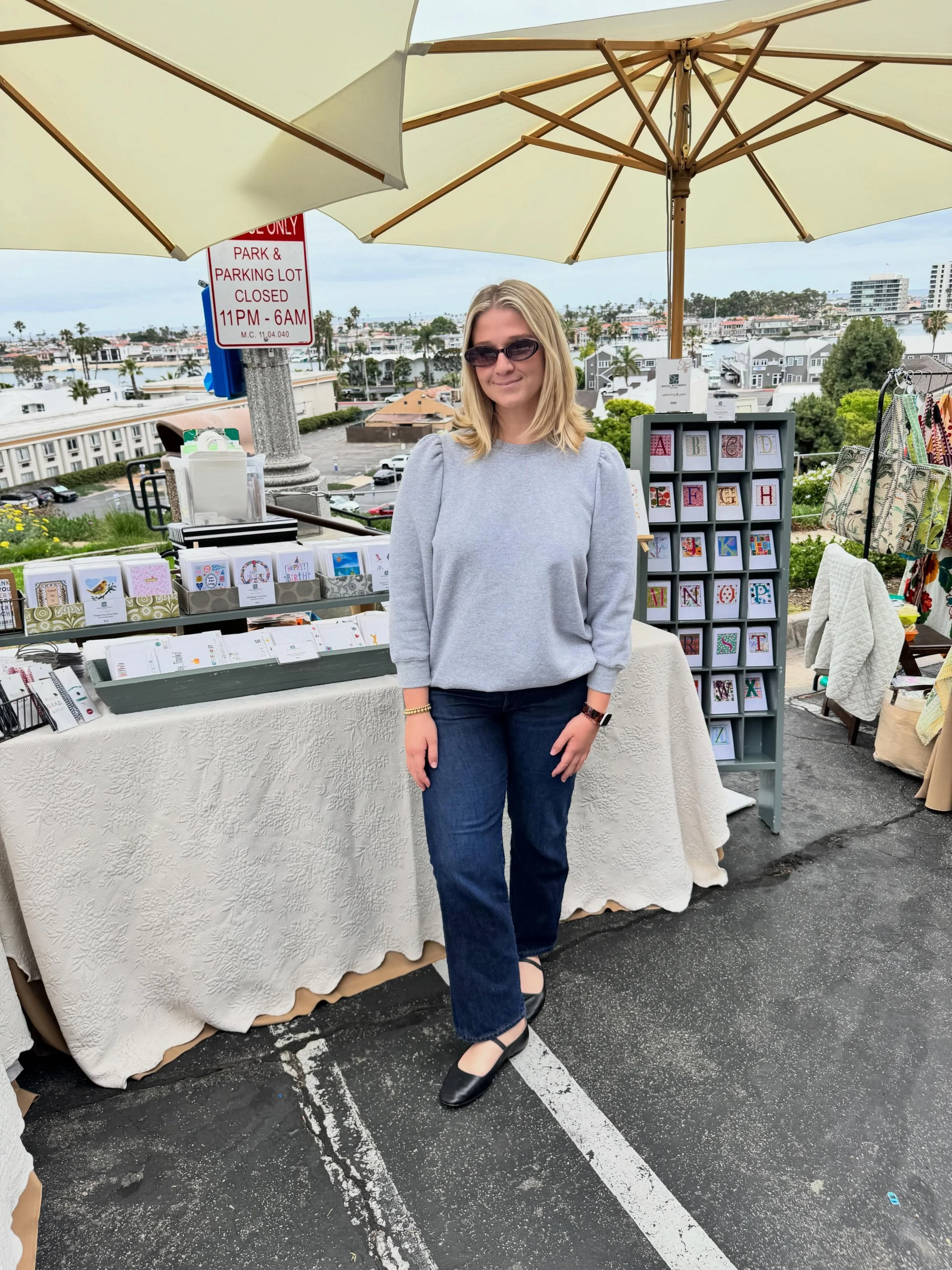 Newport Harbor Homes Tour today until 1:30 pm with my adorable assistant @audreygerbracht_ (I 💙 having her help me out 🥰👑)!