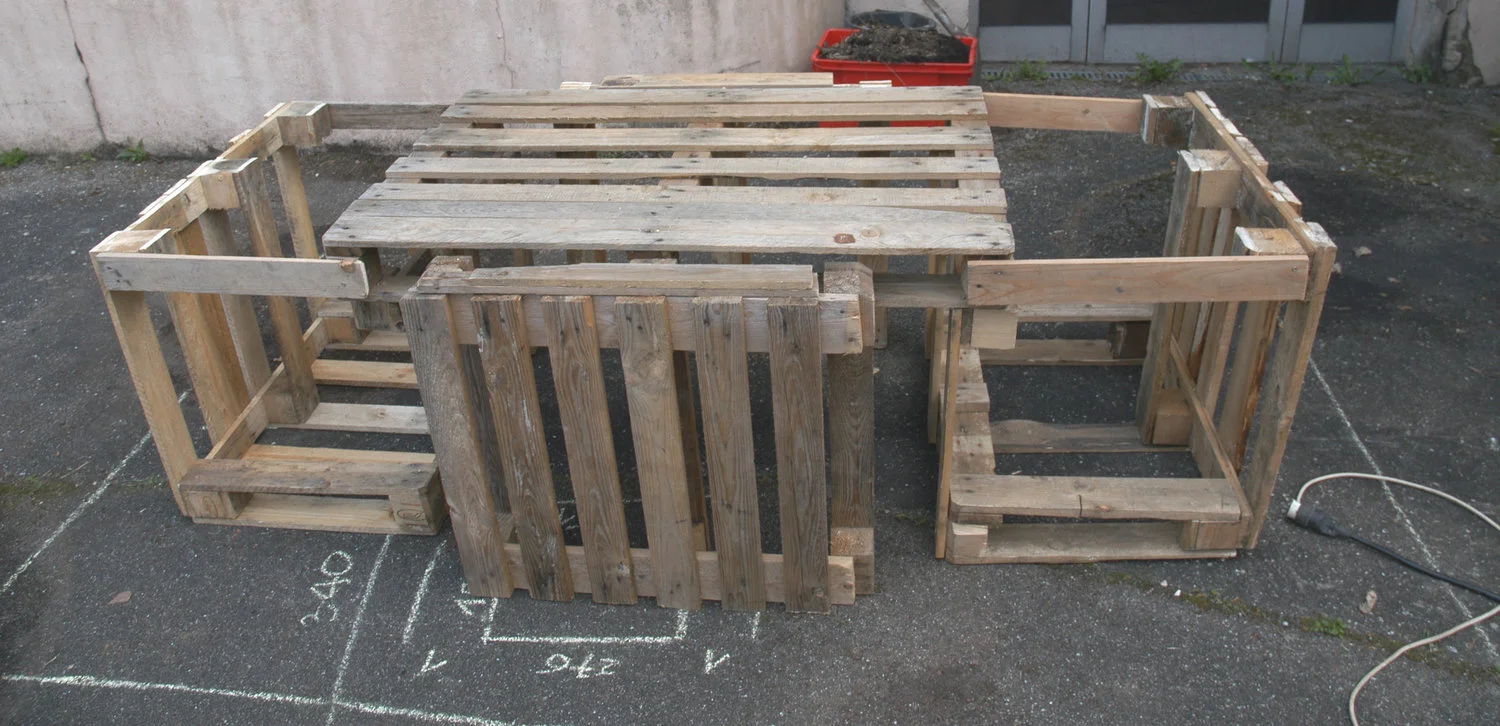 Pré-assemblage des palettes de récupération trouvées sur le site de l'ancienne usine