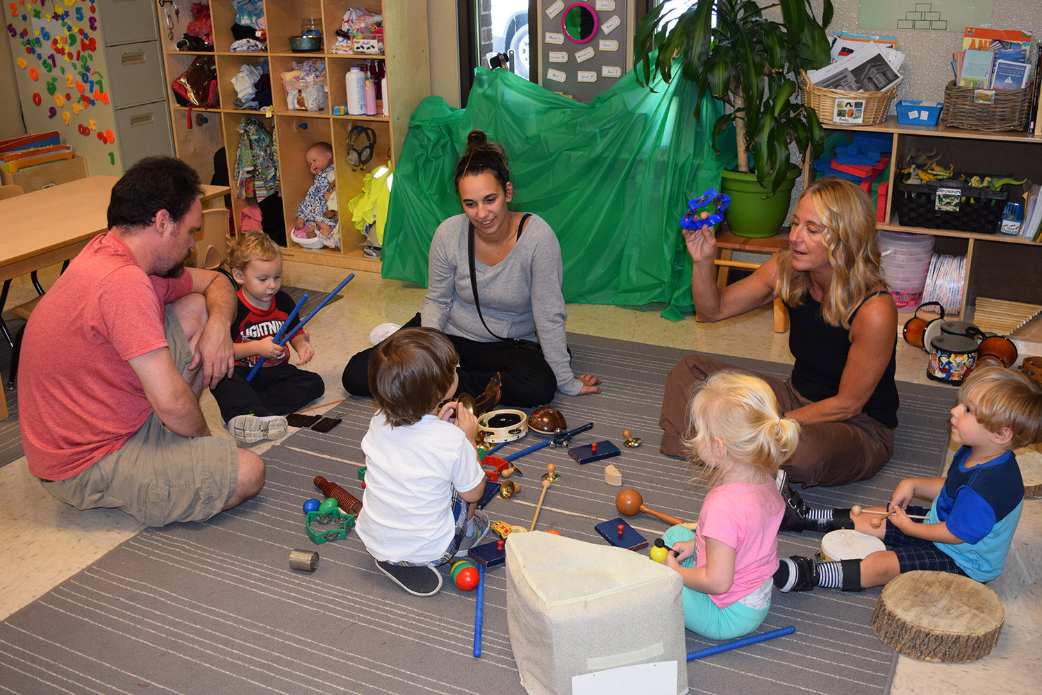  Families enjoy a 2018 Play and Learn playgroup hosted by Oakland Family Services’ Early Learning Communities. 