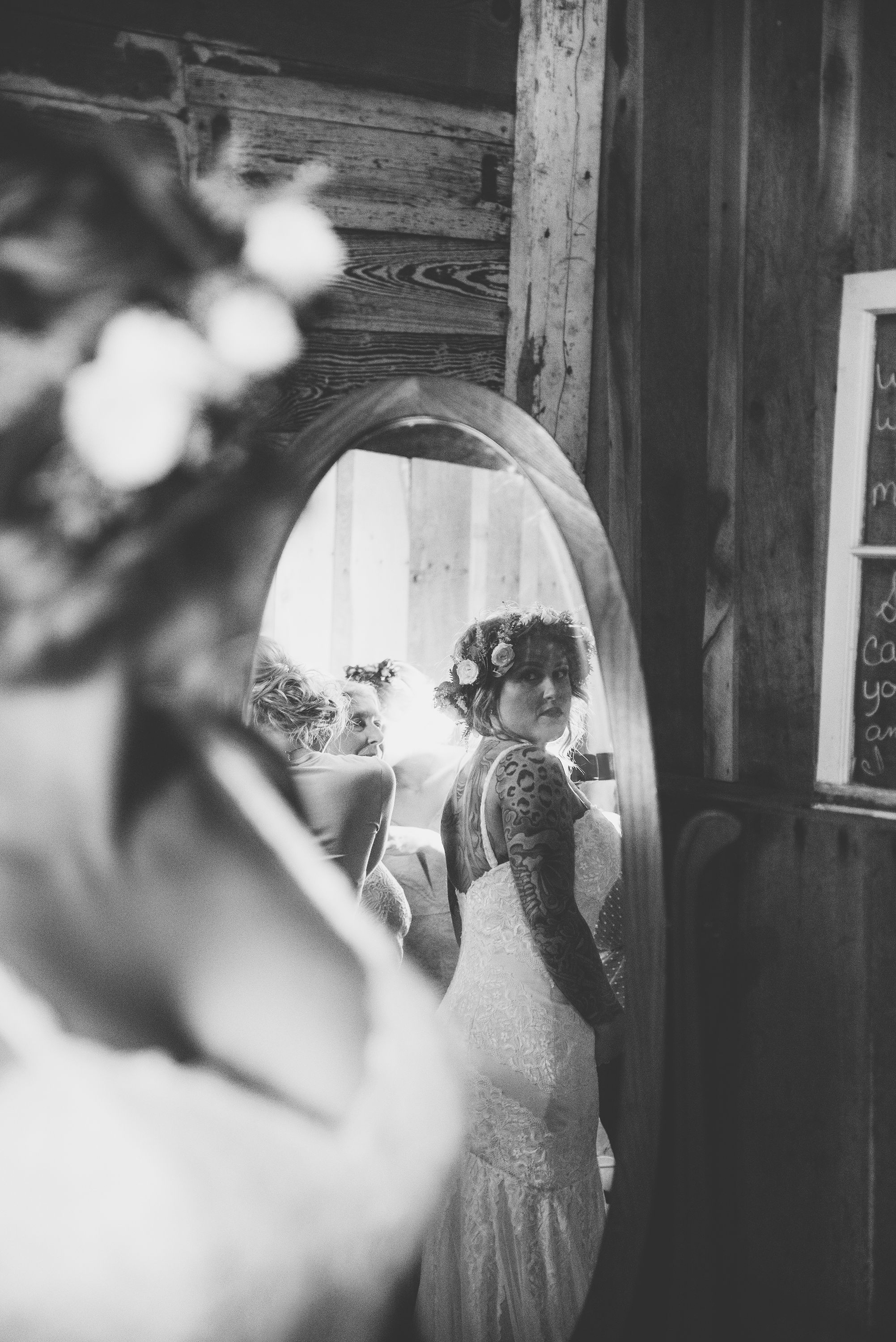 bride getting ready for wedding at columbus ohio barn