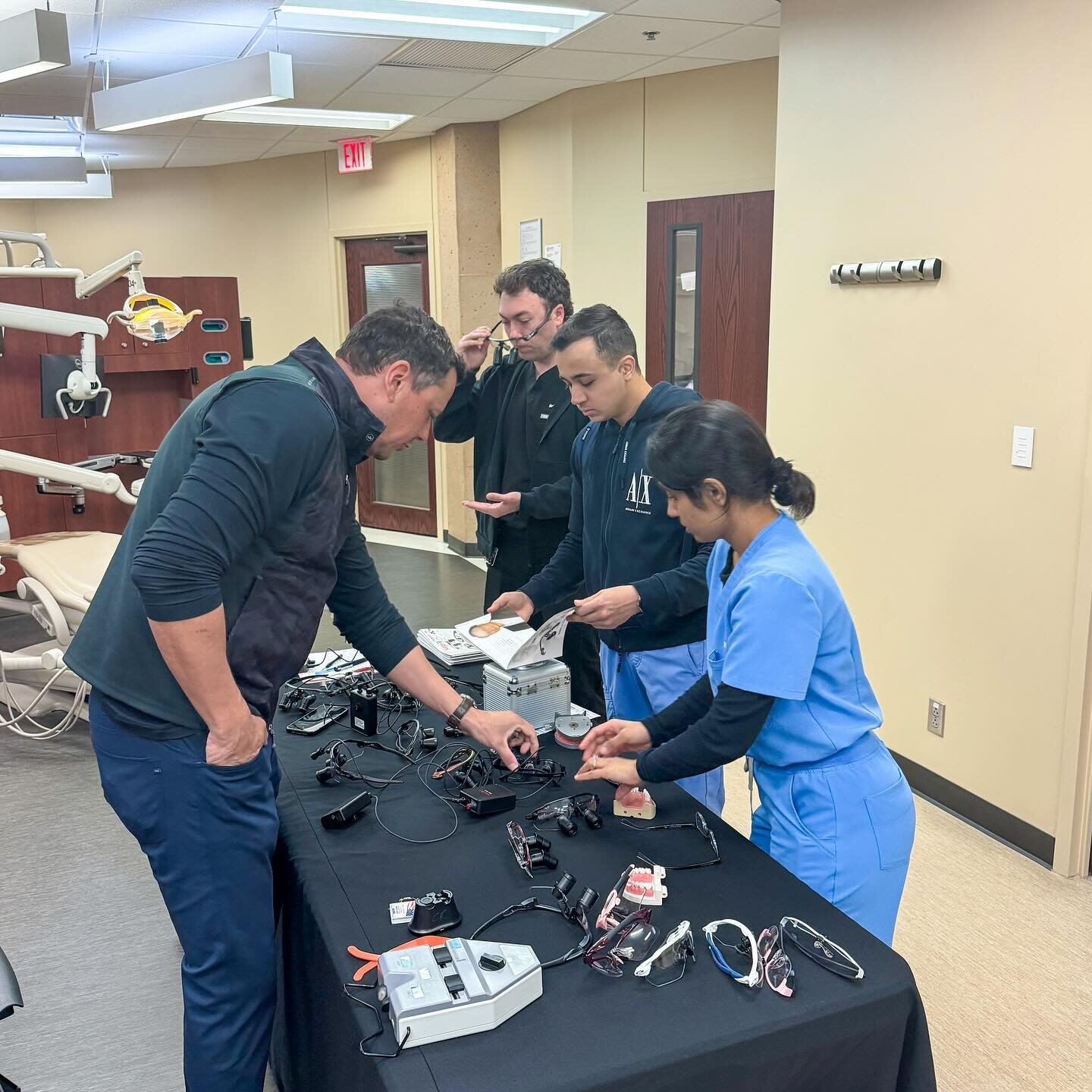 Mini Loupes Fair 2024 🦷😋
Thank you to all the vendors for coming out today! 
@surgitel 
@lumadent 
@orascoptic