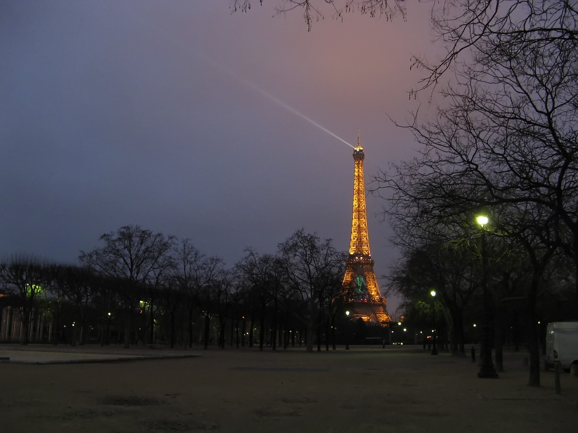 eiffel-tower-2009108_1920.jpg