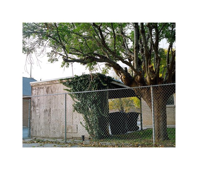 here&rsquo;s some left over shops 
#FILMWAVE #realismag #cinematic #analog #visualcreators #thinkverylittle #gominimalmag #moodygrams #portra400 #mamiyarz67 #120mm #filmisnotdead #filmphotography #photocinematica #analogue #photography #filmphotograp
