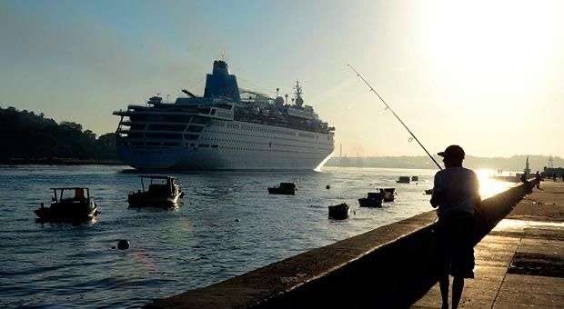 Our early morning pic of the day #havanacuba🇨🇺 #cubaamongcubans #travelwithlocals #classiccartours #havanacruise