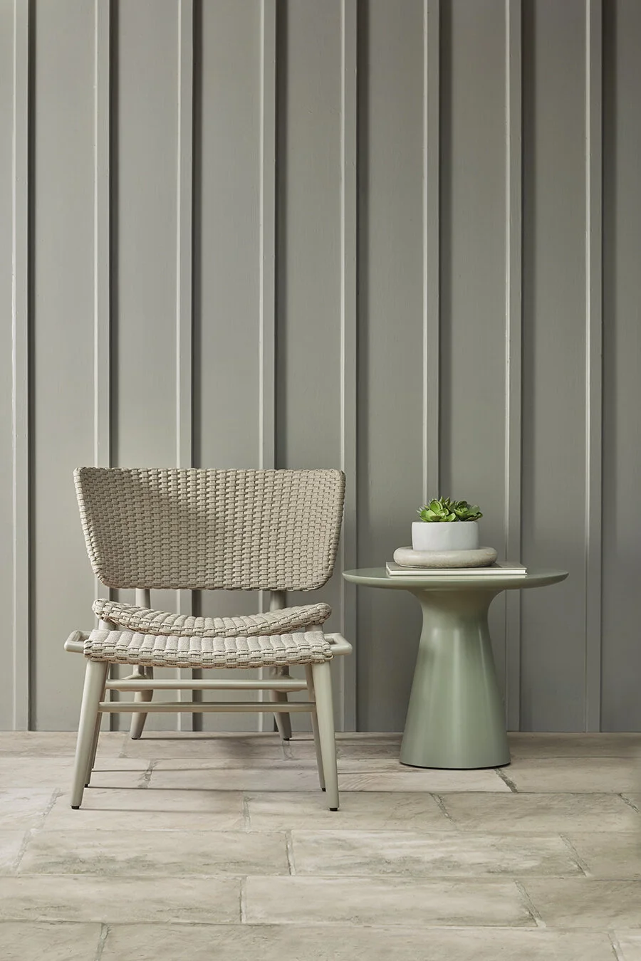 HANALEI LOUNGE CHAIR & SPIN OUTDOOR ACCENT TABLE