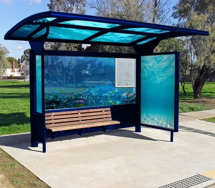 685px-Bus_stop_shelter2.jpg