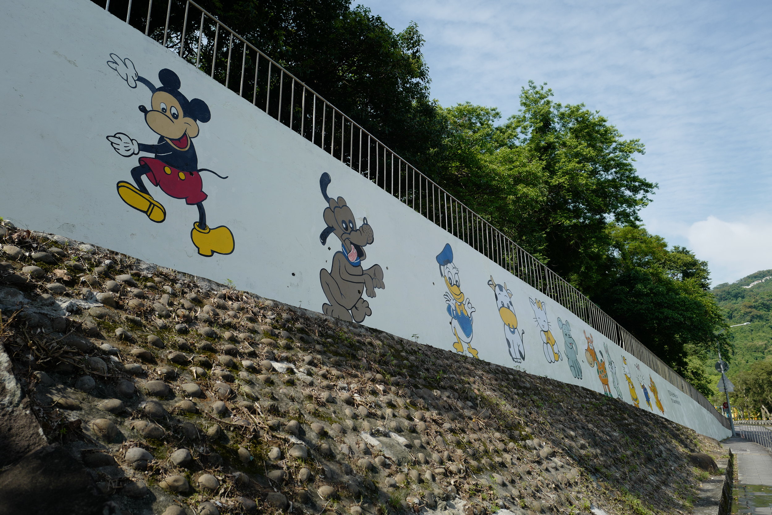  Poorly drawn Disney characters on the outer &nbsp;walls of a Taiwanese girls' school. 