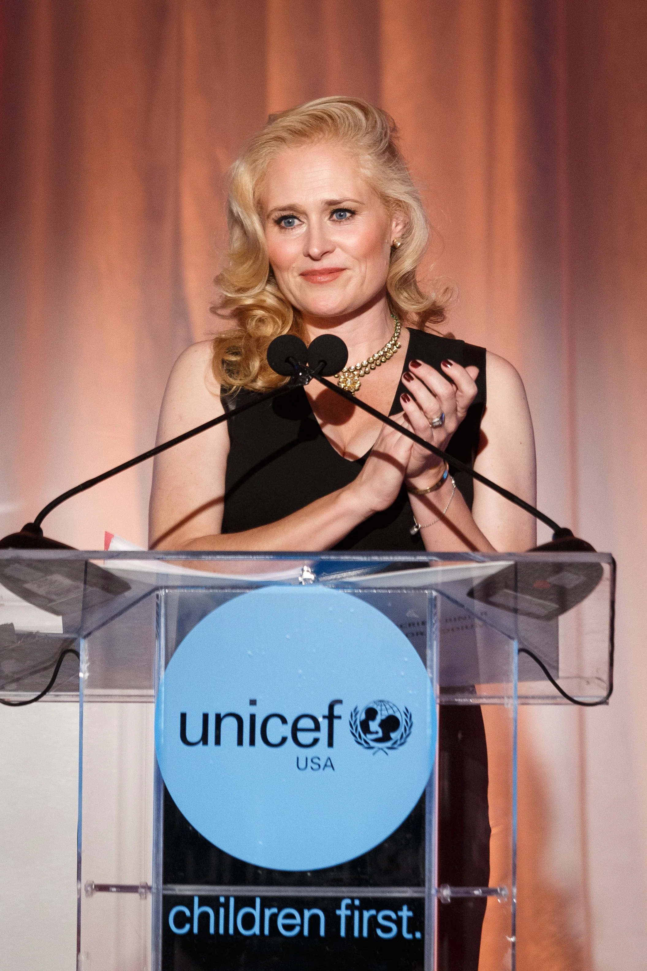 Gala Co-Chair Susanne Caballero speaks during the UNICEF Gala San Francisco (Photo by Drew Altizer)