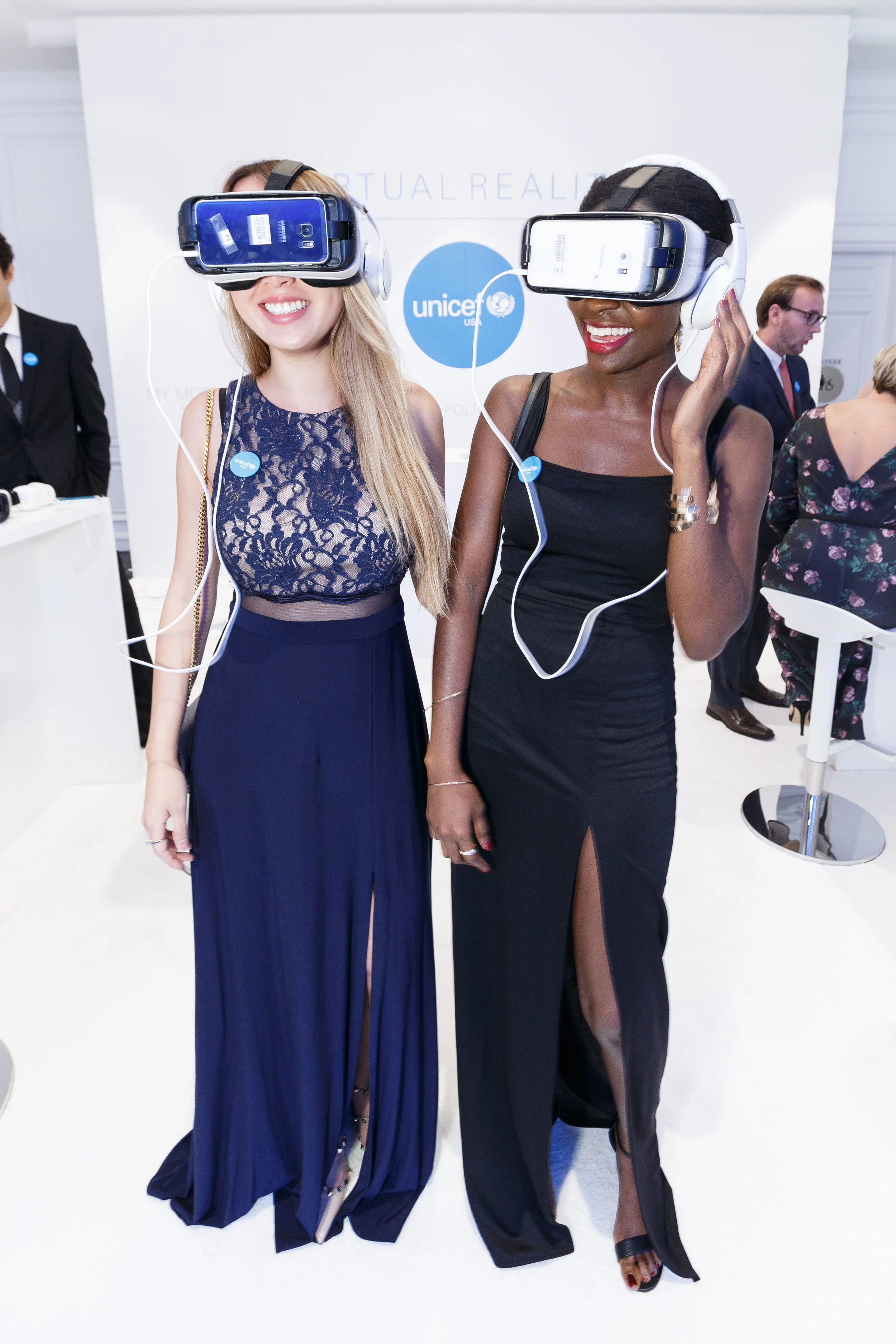 Guests enjoying the Virtual Reality Bar (Photo by Drew Altizer)