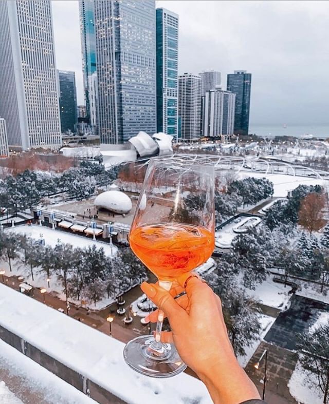 Toasting to a snowy view from @CindysRooftop ❄️
📷: @rachelunipan