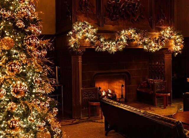 Peak cozy season 🔥 Find three roaring fireplaces and heaps of holiday cheer waiting for you in the Drawing Room. 📷: @wesleytaylor