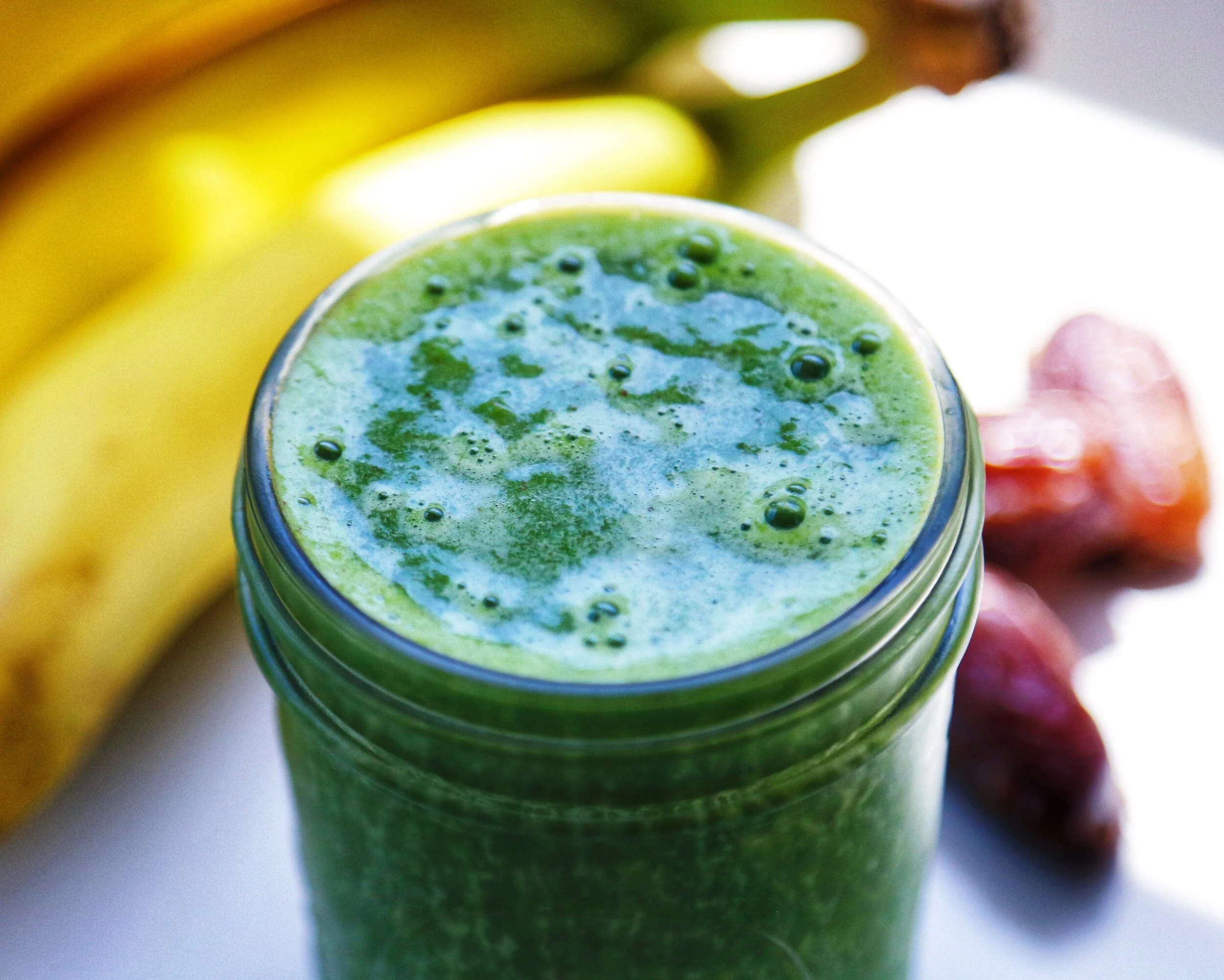 Sweet green smoothie with spinach, banana, dates, tahini and more!