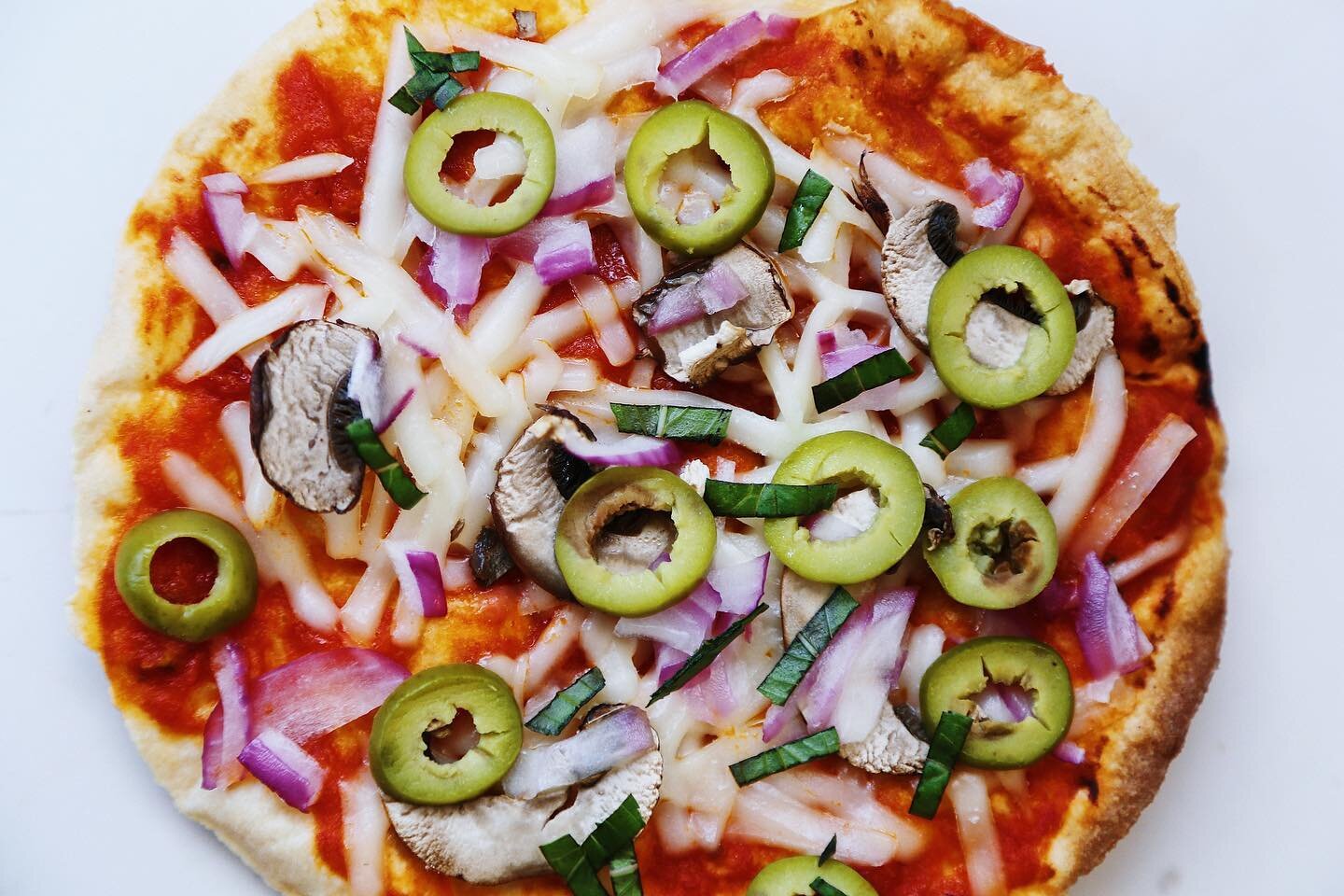 If you love pizza , but aren&rsquo;t into the bloat and discomfort that comes with eating it, I&rsquo;ve got a healthy, fun and satisfying option to play around with that will totally crush those cravings ...⁣
⁣
The Ultimate Clean + Grain-Free Tortil