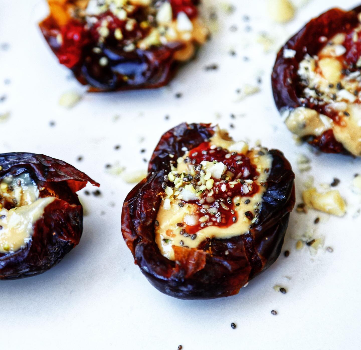 Superfood stuffed dates!⁣
⁣
The perfect DIY snack if you ask me - packed with important nutrients and absolutely crushes even the most persistent sugar cravings. ⁣
⁣
My current favorite drool-worthy combo is live on the site. And it&rsquo;s all natur