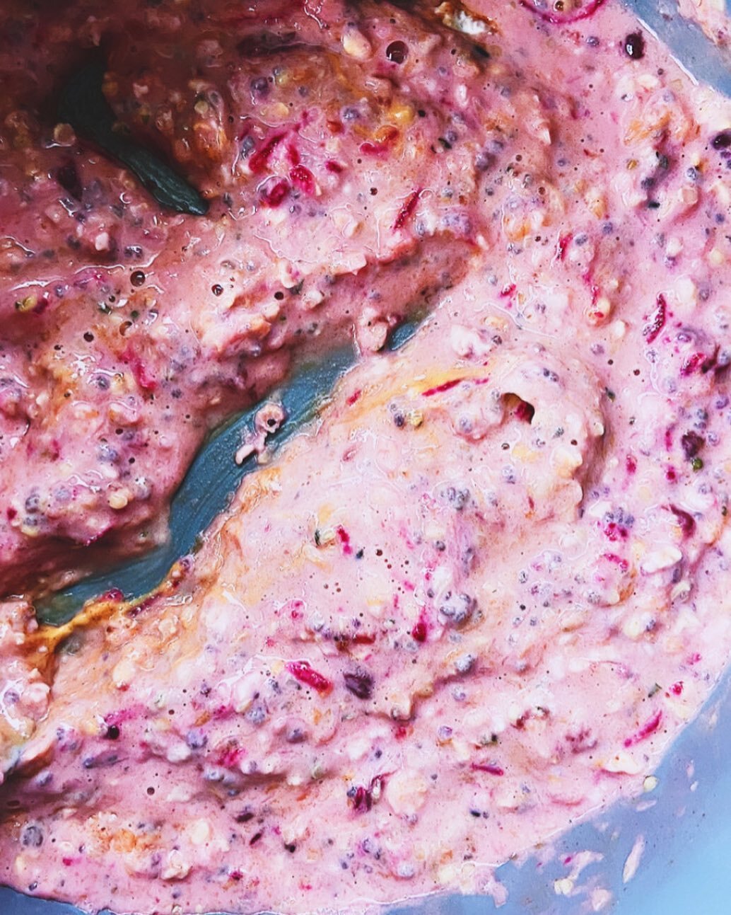 Quick, easy and healthy pink stovetop oats! ⁣
⁣
1/3 cup quick oats⁣
1 tsp chia seeds⁣
1 tsp hemp seeds⁣
2 tbsp grated zucchini ⁣
1/4 cup (or so) unsweetened plant-based milk⁣
1 tbsp nut butter⁣
1 tbsp homemade strawberry beet jam ⁣
⁣
Throw it all tog