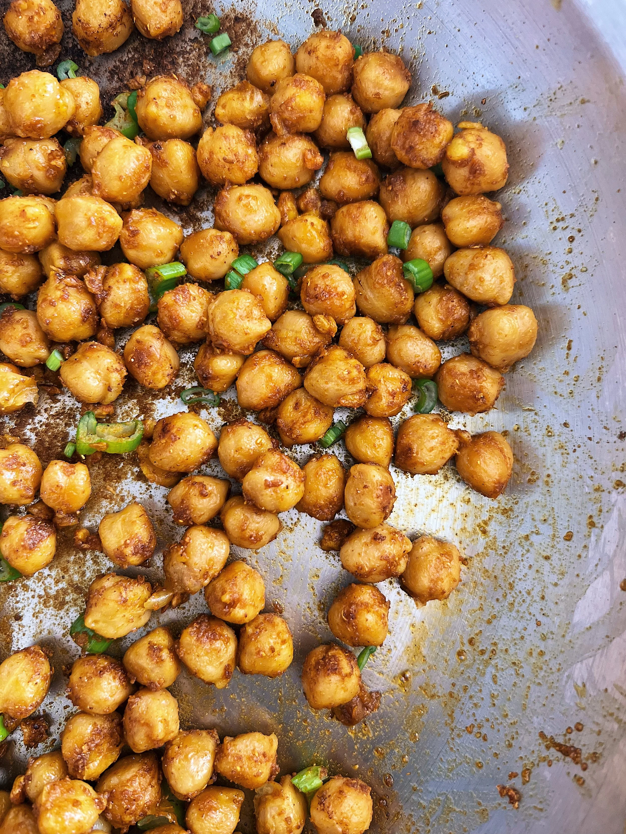 Quick and healthy pan-fried curried chickpeas