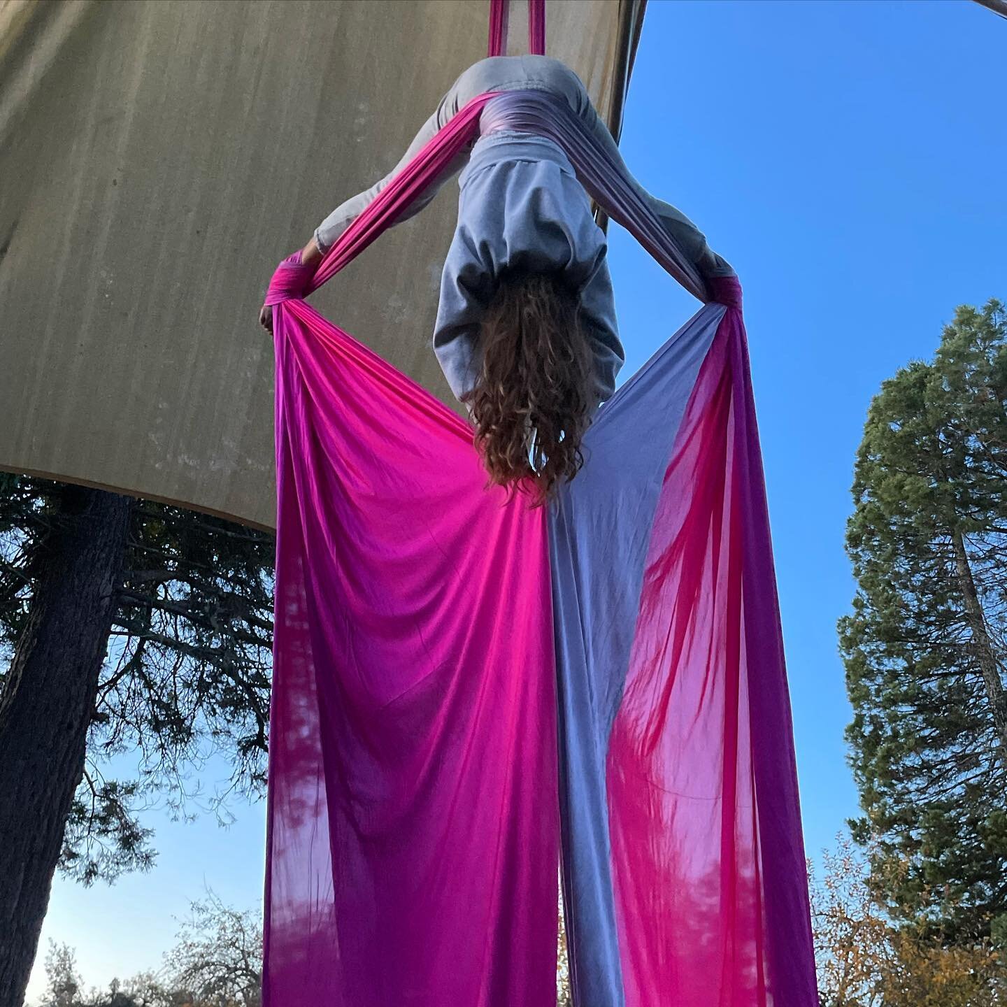 I don&rsquo;t often look forward to Mondays, but when the sun is shining &amp; the new @firetoys_inc silks are up, we&rsquo;ll start the week off right 🌞 

DM to reserve your 1:1 or small group lesson this Monday (12/11.)
Spots are open between 11:3