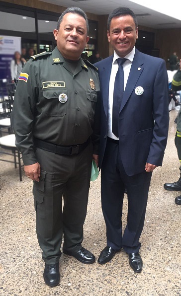 De izquierda a derecha: General Jorge Hernando Nieto Rojas Director General de la Policía Nacional de Colombia; Doctor Belisario Velasquez Pinilla Presidente Belisario Velásquez & Asociados.