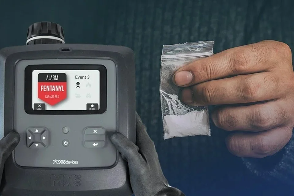 MX908 screen showing a fentanyl alarm next to a bagged trace sample