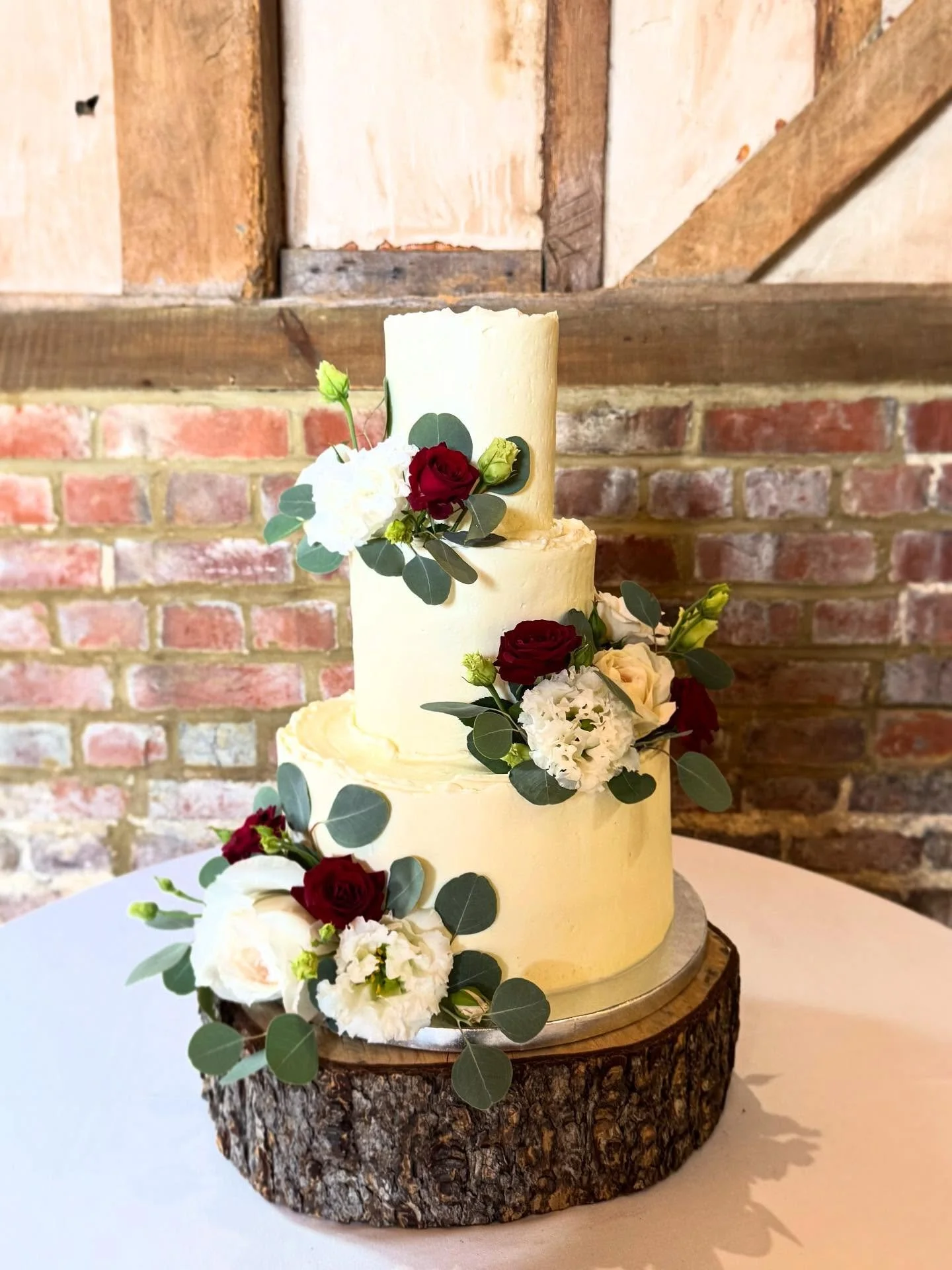 First one of the Autumn season.. 🍂🌹🌿

Congratulations Susie and Chris ❤️