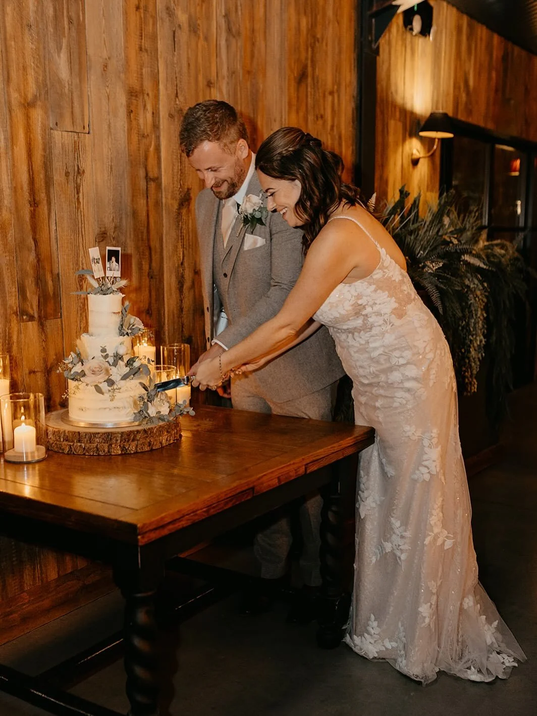 Happy 2nd anniversary to my lovely friends, Katherine and Kyle 🤍 It was so beautiful to be a part of this gorgeous wedding, both creating their cake and on the dance floor 🕺

🌸 @flowersbyhelenelizabeth 
📸 @megandonatiphotography

-

@weddingcake 