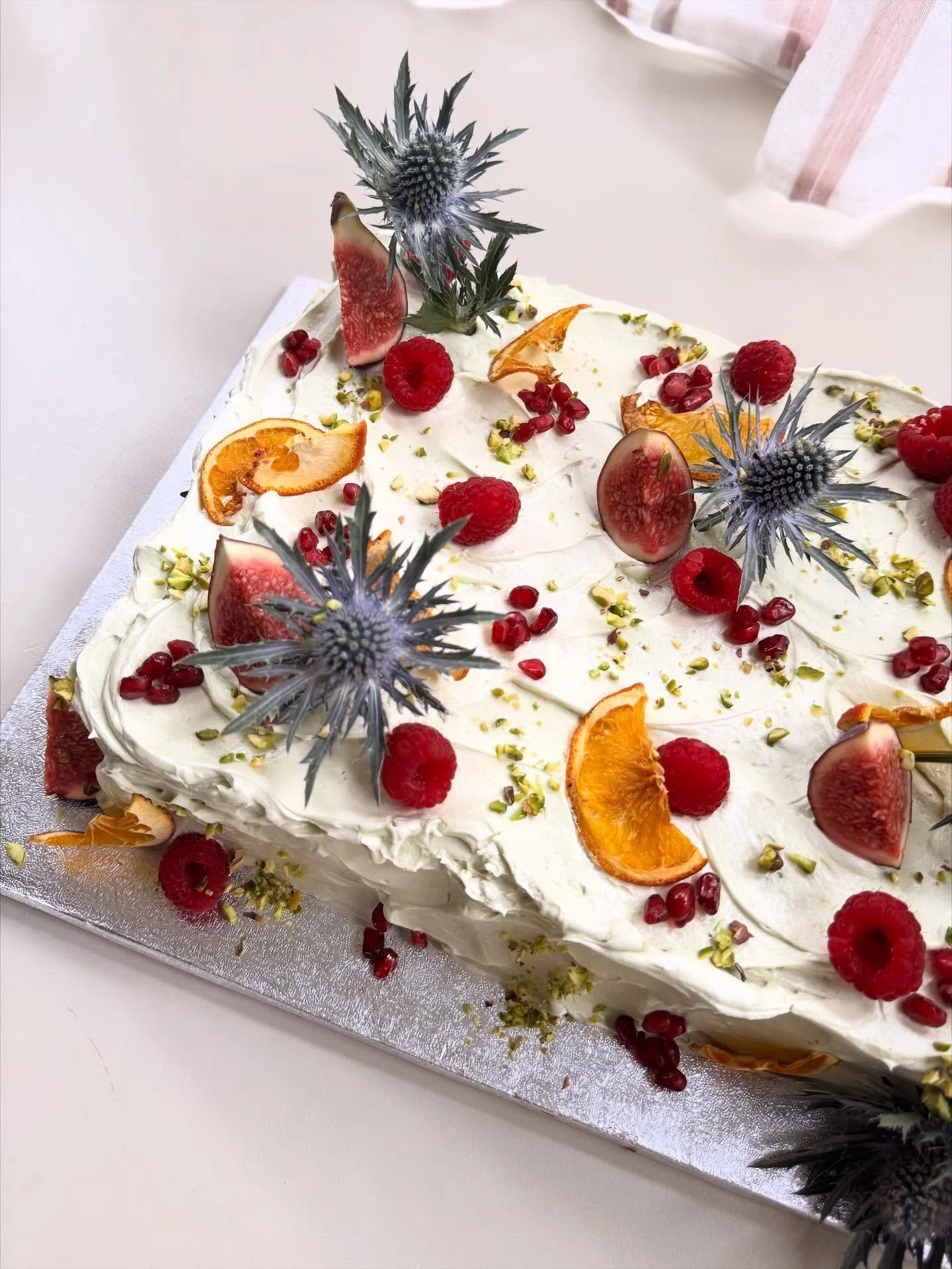 A few sheet cakes and cake-scapes from October🥀 

My mini sheet cakes are ready to order online - get in touch for larger celebrations!

🧡 Raspberry, pistachio and rose
🧡 Double chocolate
🧡 Raspberry, passionfruit and white chocolate

-

#cakedes