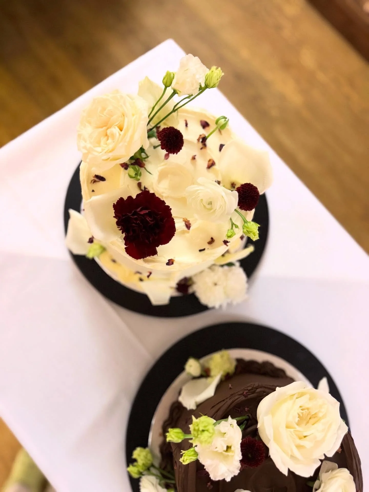 A &ldquo;his and hers&rdquo; for my last wedding of the year.. Congratulations Georgina and Tom 🎄🌟🥀

His- Chocolate and salted caramel
Hers- Lemon, blueberry and white chocolate

-

#weddingcake #berkshireweddingcakes #londonweddingcakes #surreywe