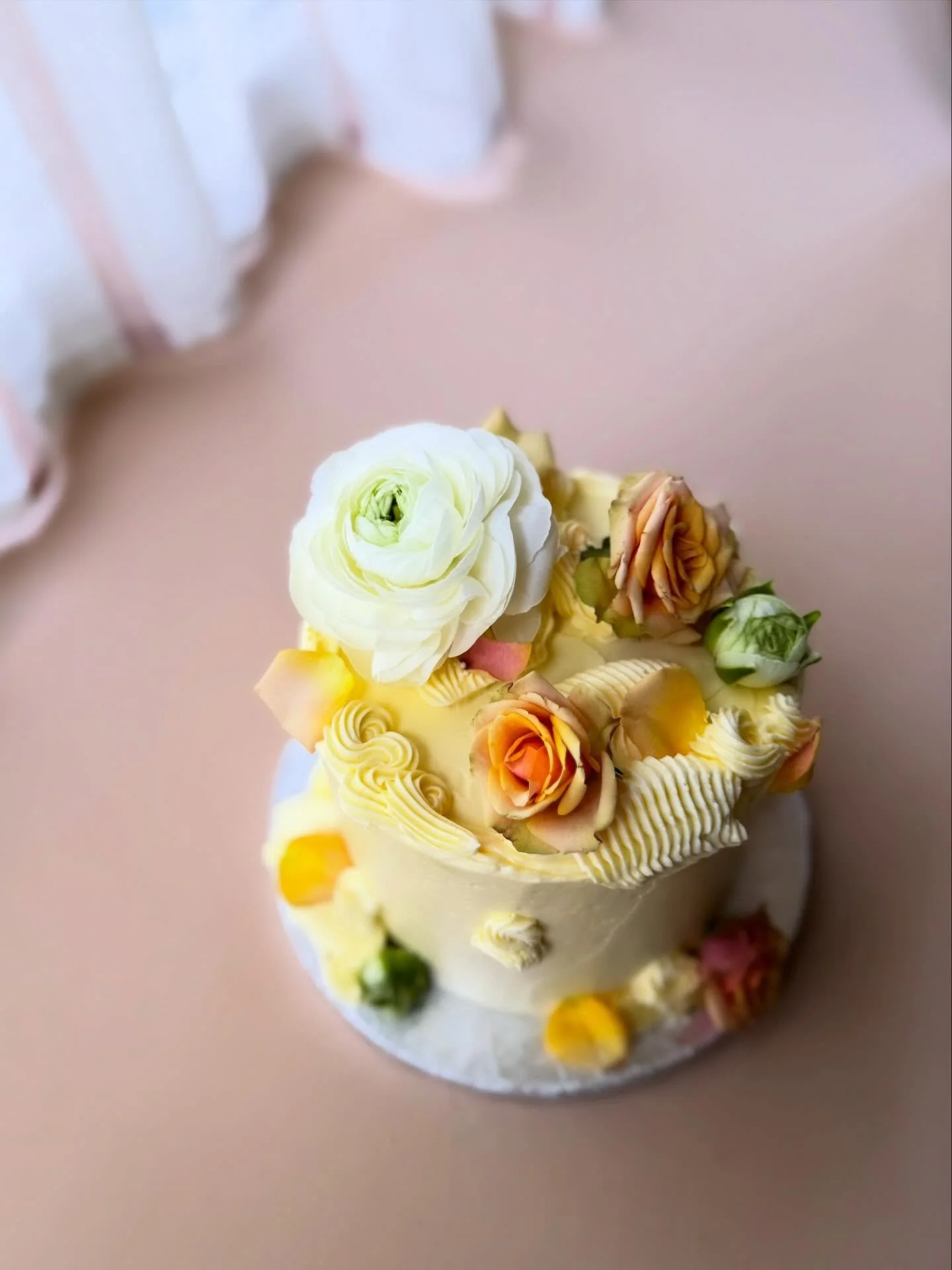 May is just around the corner which means two new seasonal flavours will be on the menu.. 🍑🌼

Pictured- Apricot, Almond and Lemon Thyme🌿🍑

-

#cakedesign #sheetcakes #celebrationcakes #berkshirecakes #surreycakes