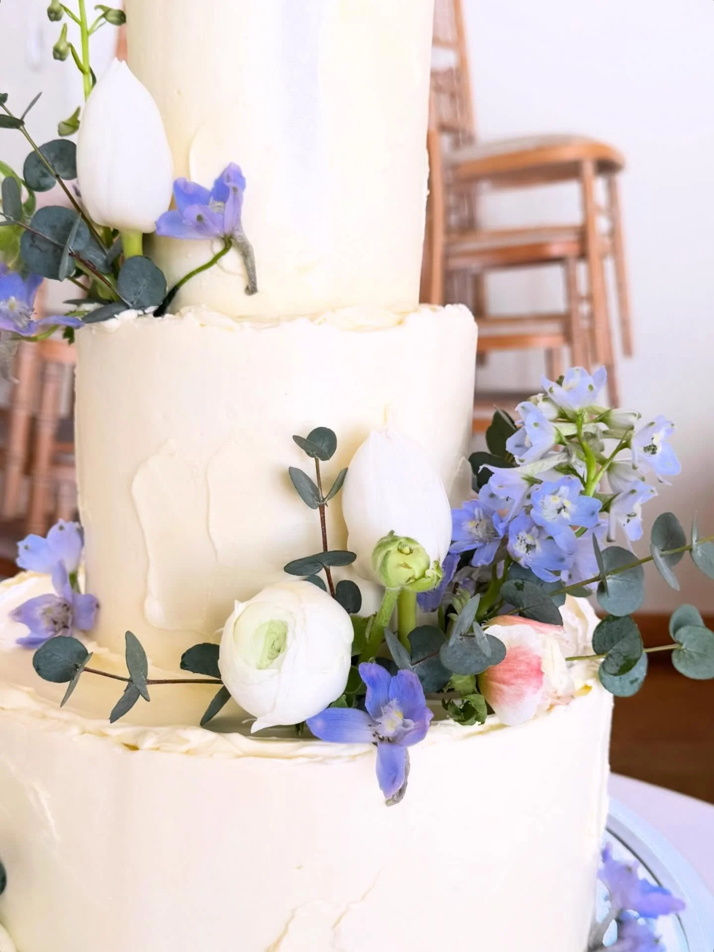Beautiful spring blooms for Emily &amp; Lorenzo 🪻🤍

@penelope_hunter_flowers 
@dorneycourt