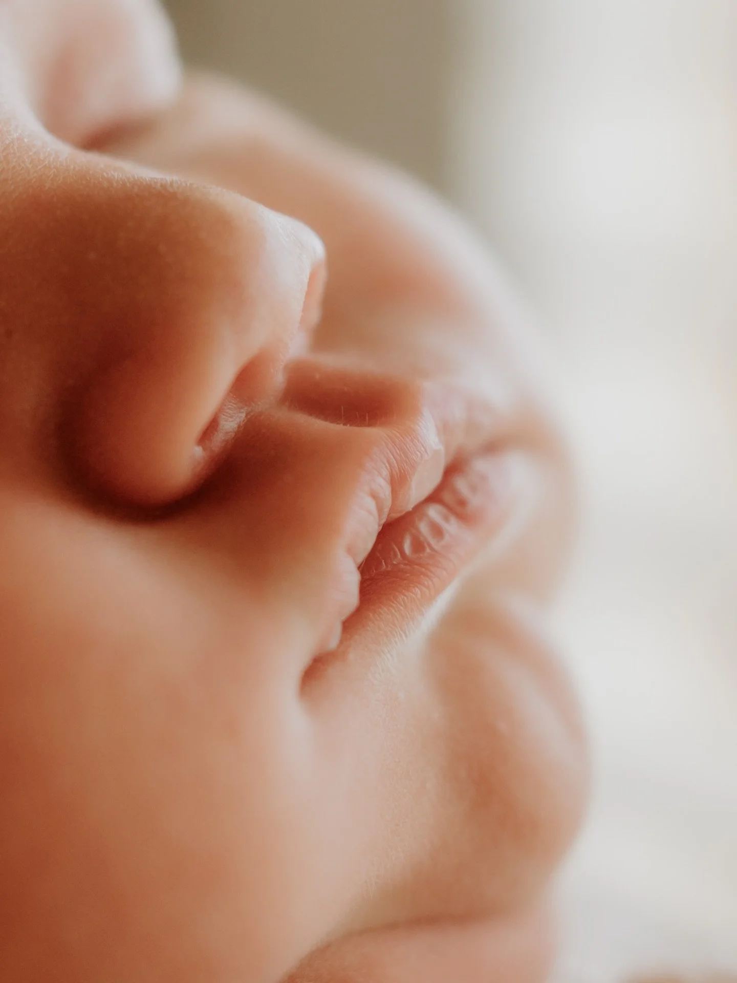 The little details, lips, eyelashes, hands and feet. The little details that in the blur of this chapter we think are imprinted in our brains but are not&hellip;..this is why I always make sure I get these photos, because I know just how much they wi