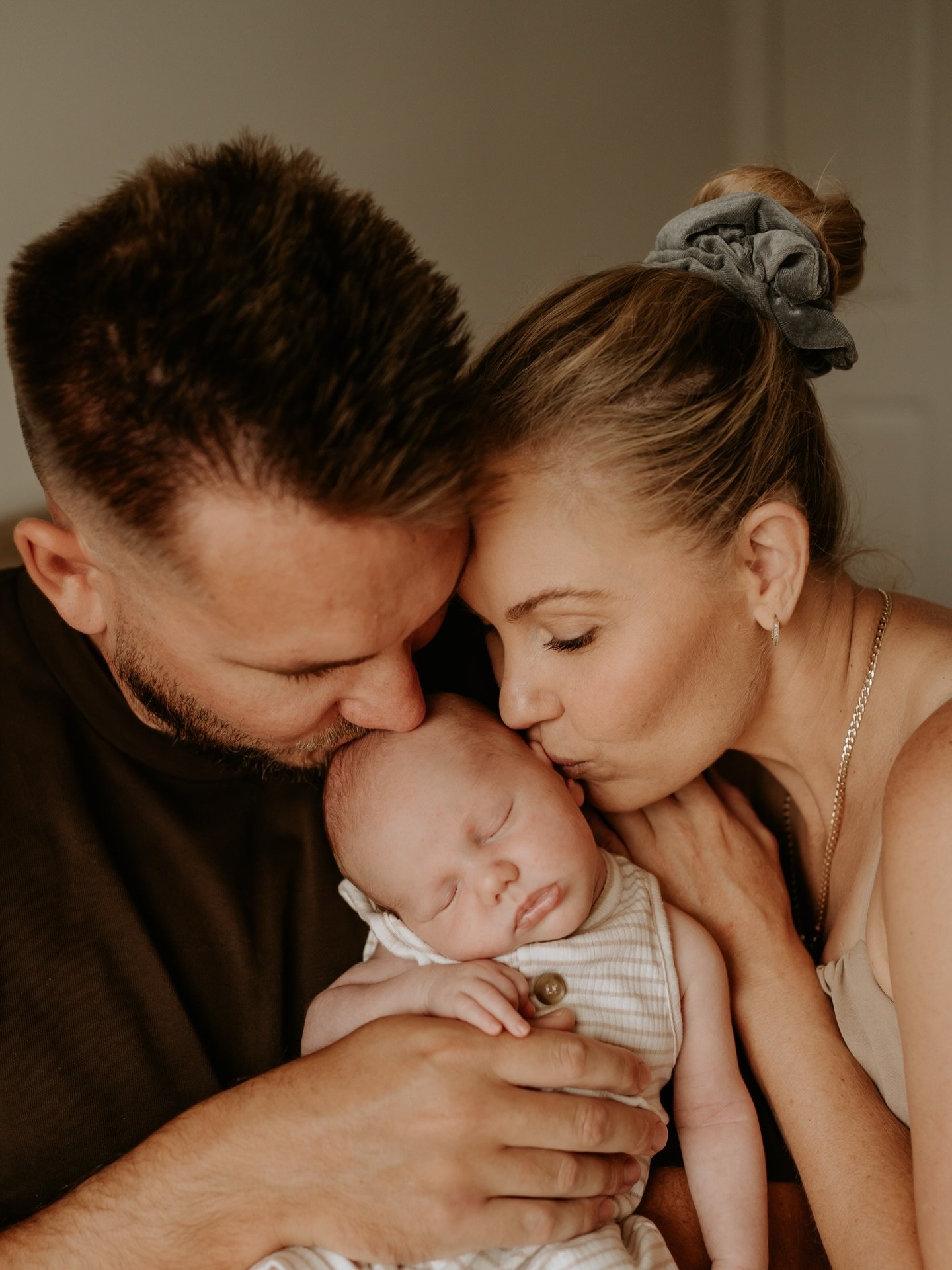 If you&rsquo;re thinking about a newborn session but the idea of leaving the house, packing everything up and being &ldquo;on time&rdquo; feels like too much&hellip; this is for you.

In-home newborn sessions are slow, relaxed and completely centred 