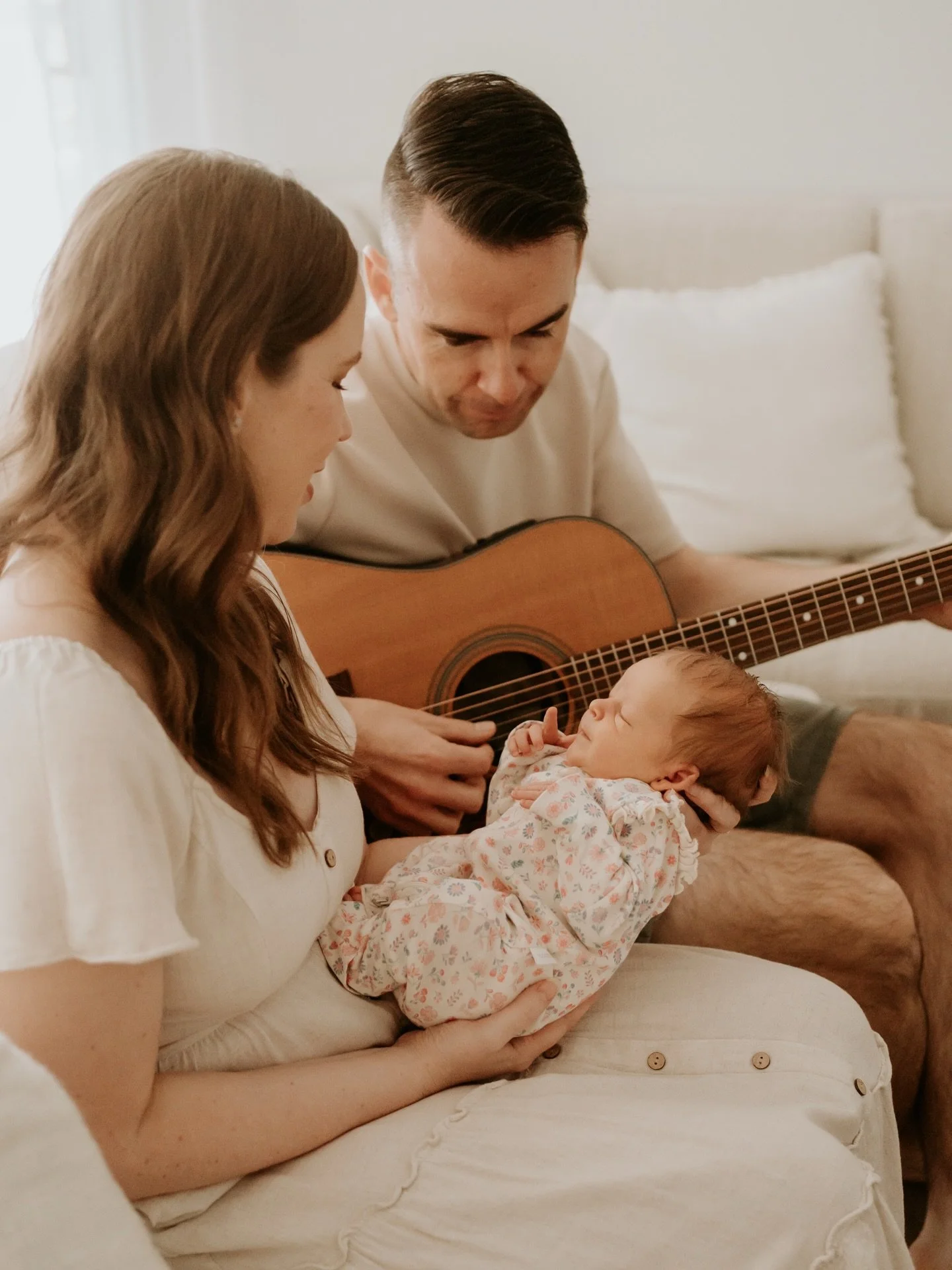 Here&rsquo;s how newborn sessions work with me. 

I come to your home. Natural light. Real moments, siblings climbing in, baby on your chest, your people all together. 

You don&rsquo;t need a super tidy house that looks like a show home. You don&rsq