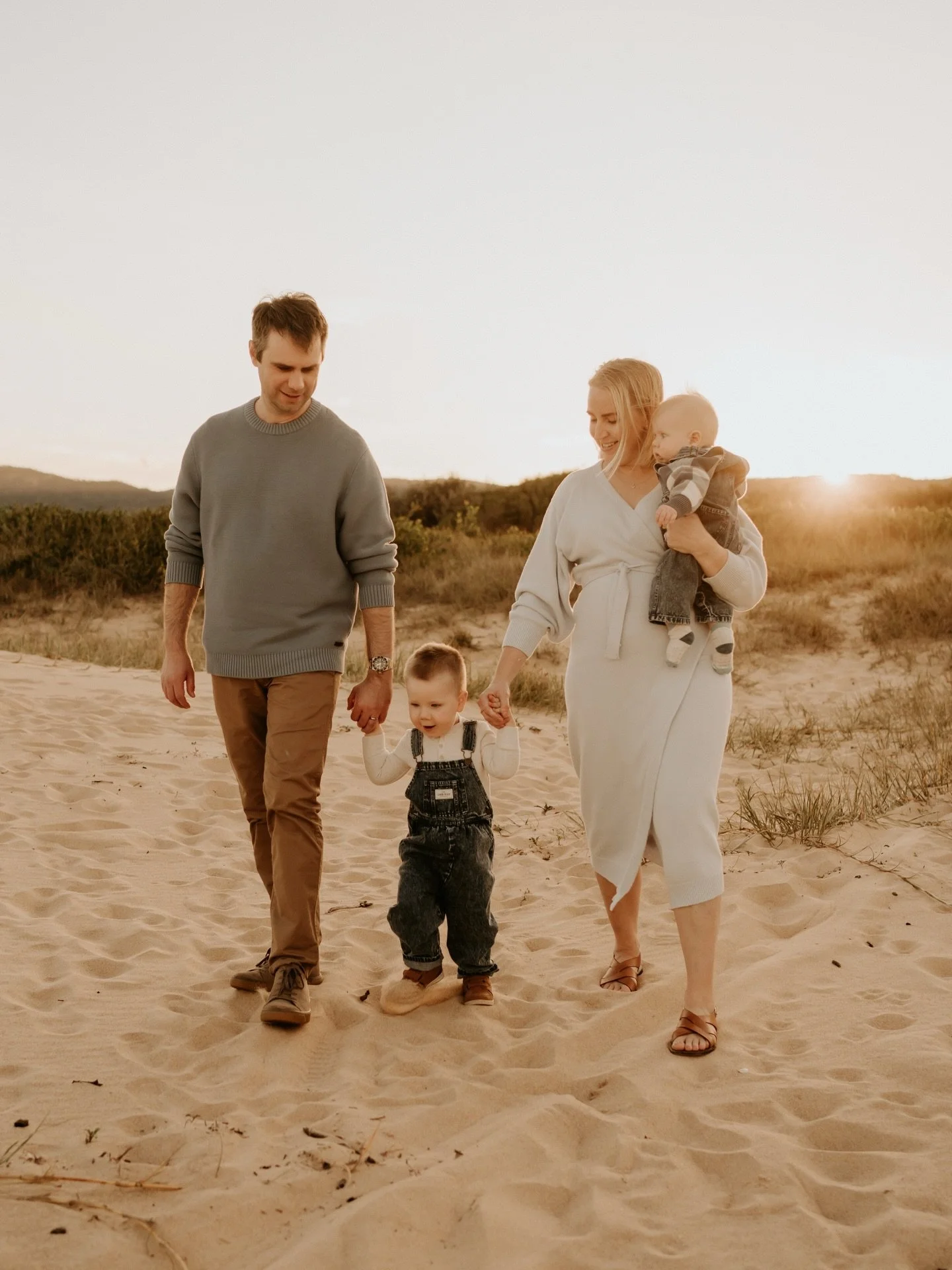 Can we talk about winter light for a second?
Because I genuinely think it&rsquo;s some of the most beautiful light of the whole year. Golden, soft, warm in a way that summer light just isn&rsquo;t. And the layers, the knits, the cosy outfits, they ad