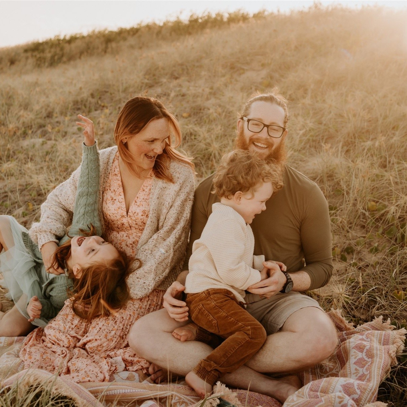 Most people assume spring and summer are the best times to book a session. And I get it, warm weather, more daylight, easier to get the kids outside.

But honestly? Autumn and winter are when I do some of my most beautiful work.

The light is softer 