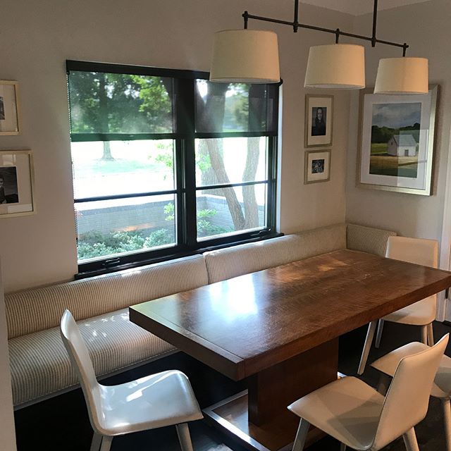 Lovely sunlit breakfast nook. Less is more! Swipe to see &ldquo;before&rdquo;. @visualcomfortco @roomandboard @leeindustries @kravetinc @circalighting