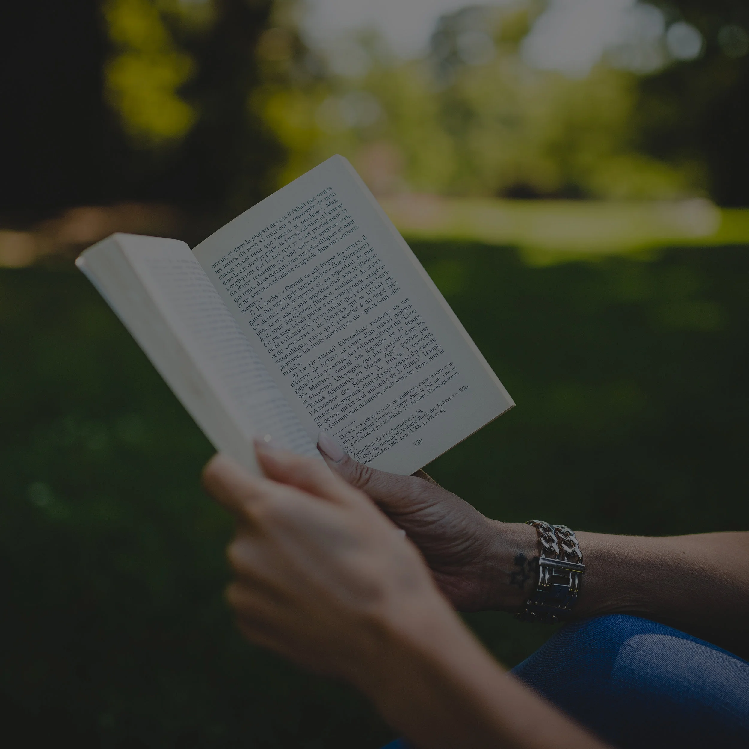 book-depth-of-field-hands-115001_edited.jpg