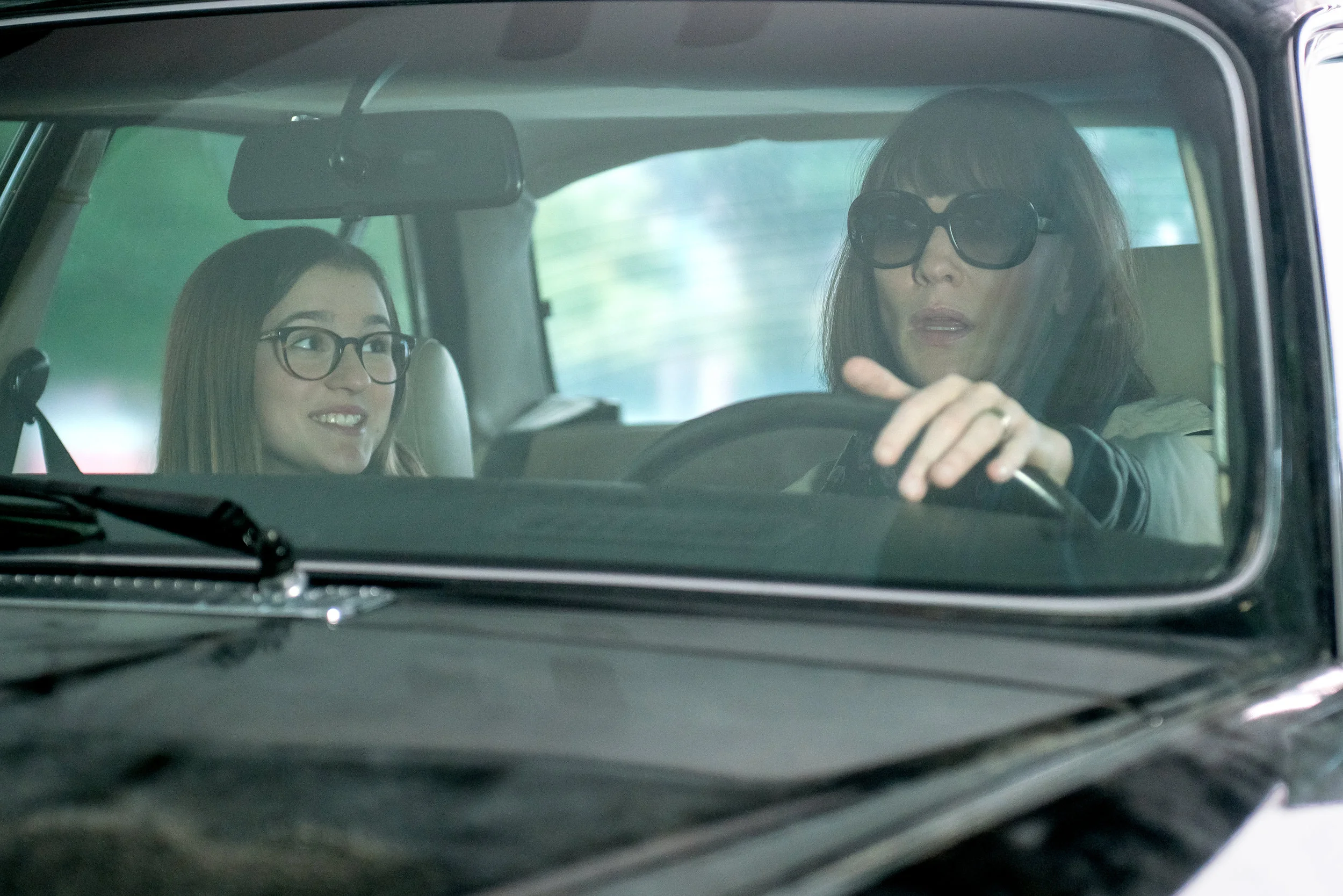 Gifted devoted daughter Bee (Emma Nelson and unravelling mom Bernadette (Cate Blanchett)