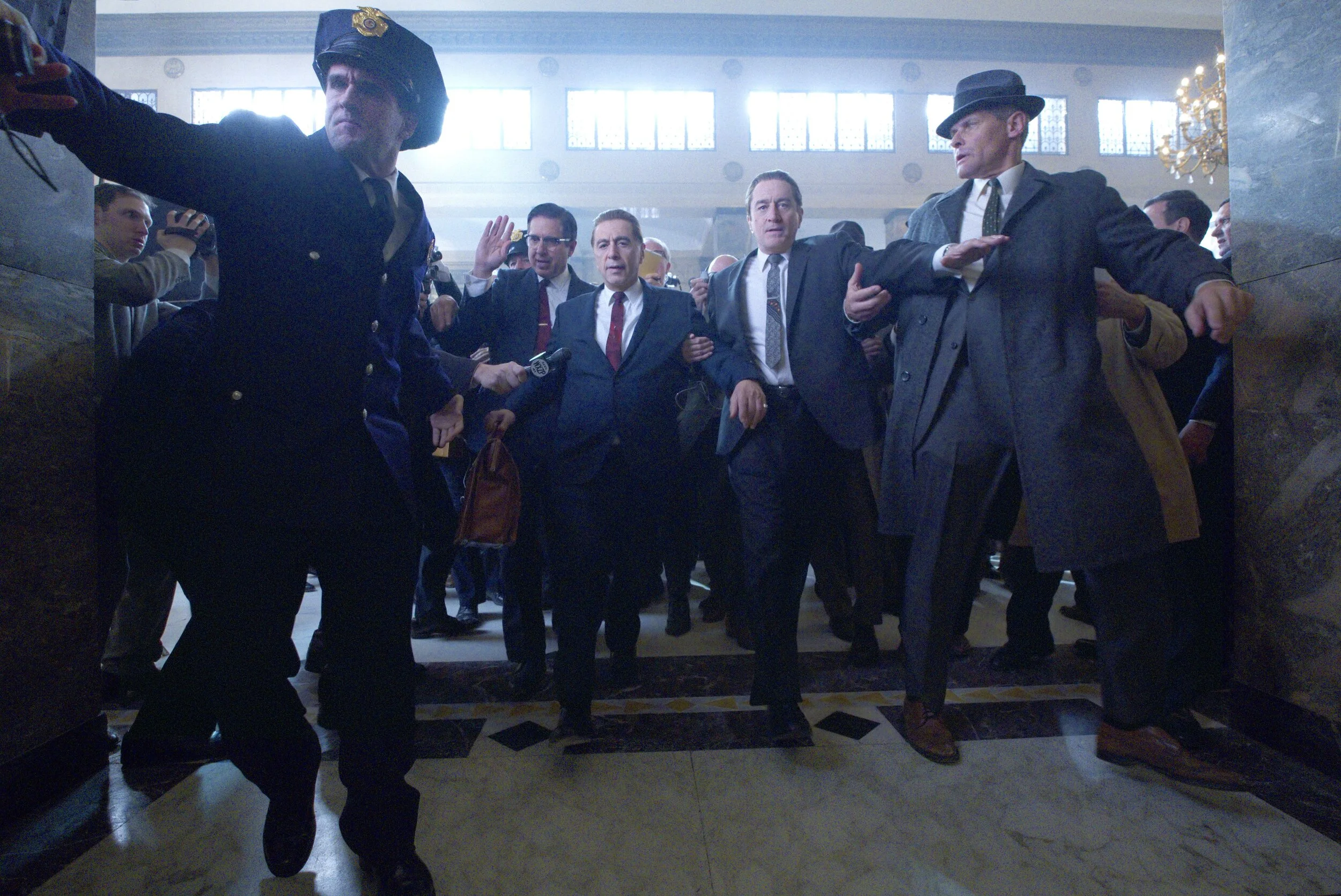 Lawyer Bill Bufalino (Ray Romano), Frank Sheeran (Robert De Niro) and Jimmy Hoffa (Al Pacino) enter court