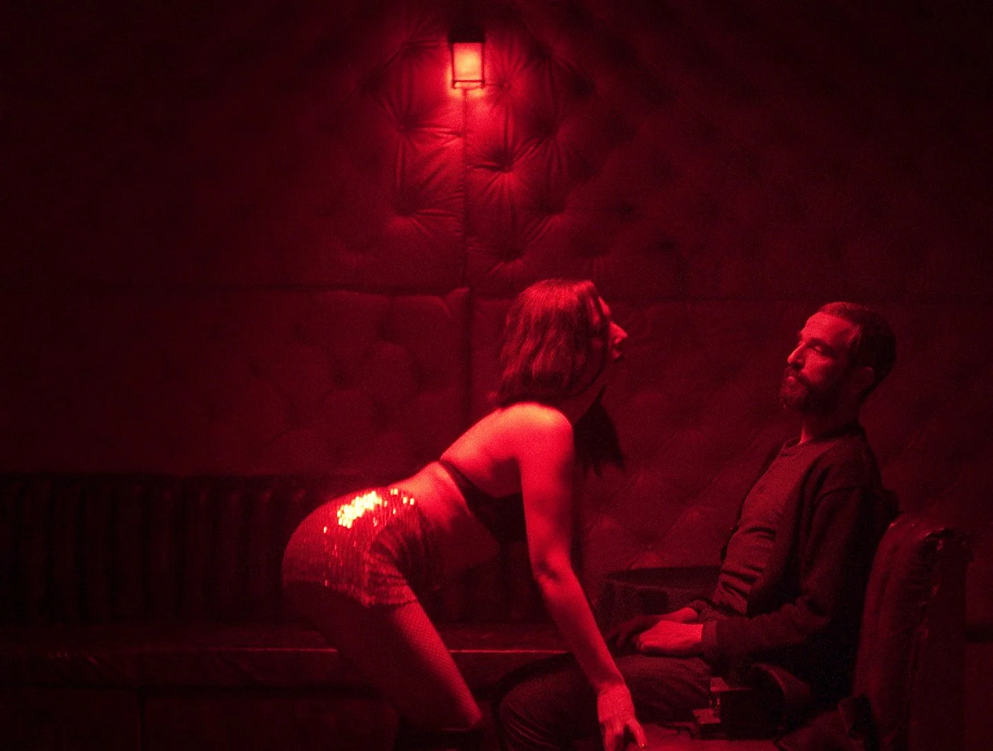 Apples: An Amnesia Pandemic Provides Fodder for this Debut Feature About Identity and Loss