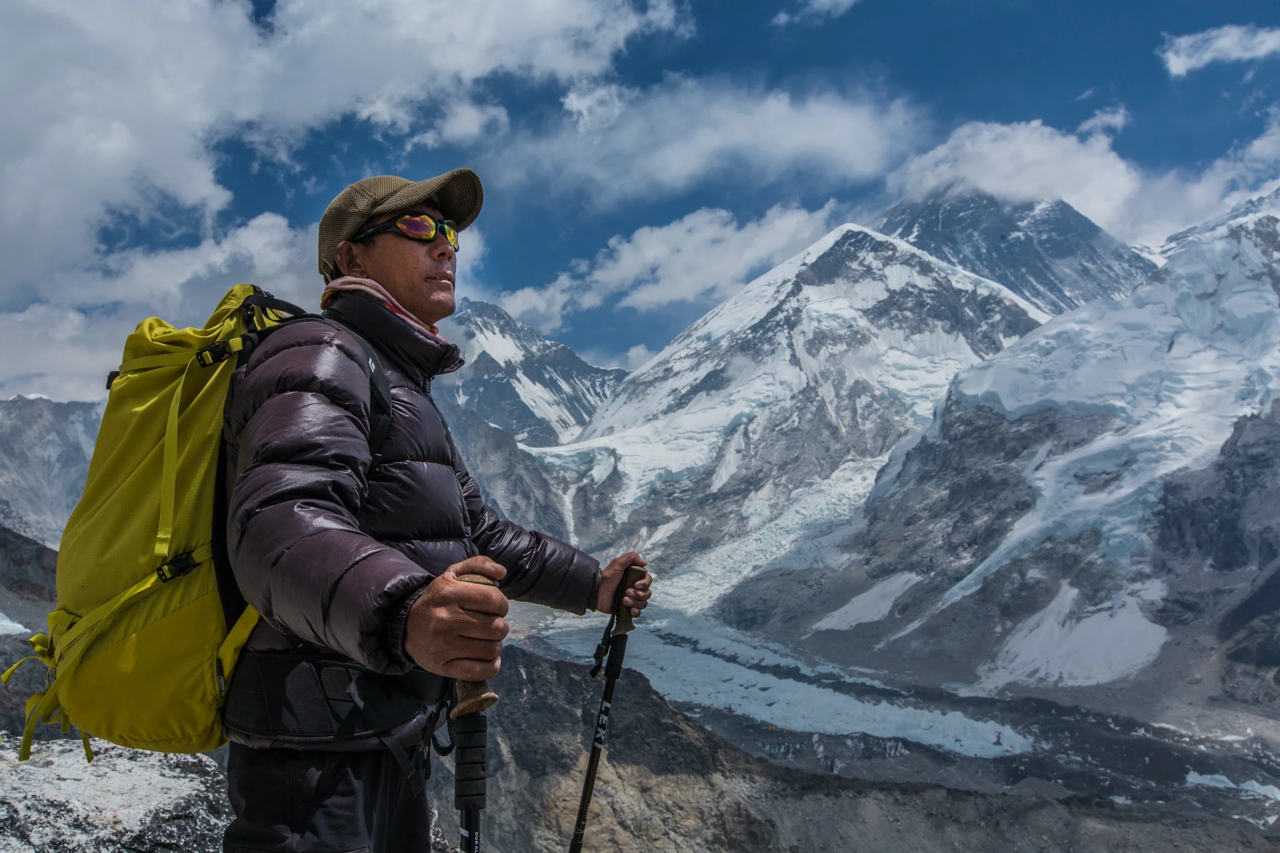 Everest Dark: Sherpas on a Corpse Hunt Add to the Bittersweet Beauty of Everest