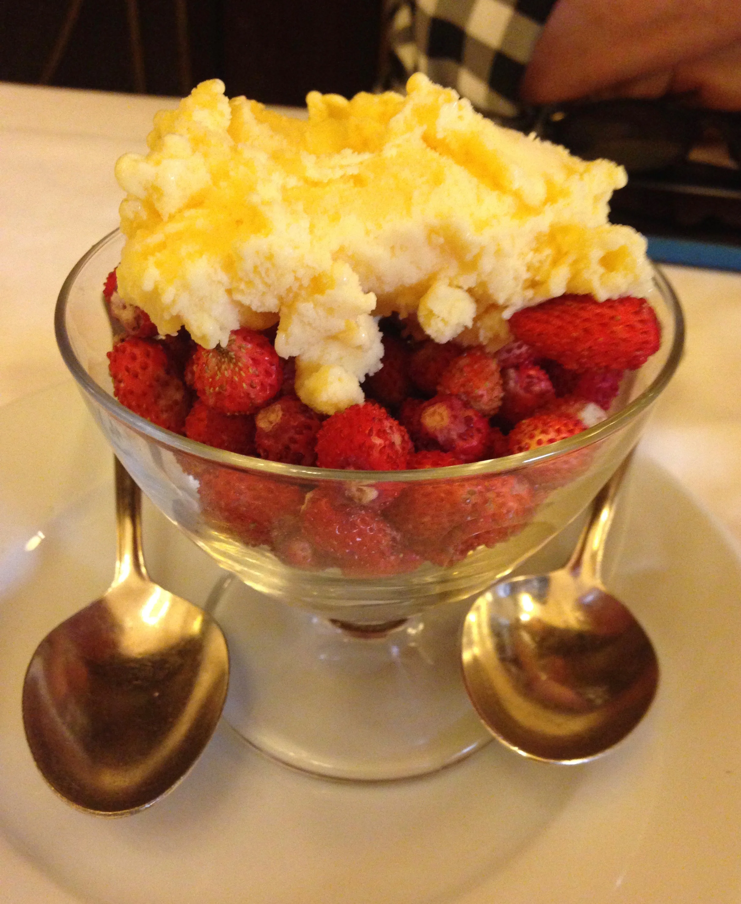 Vanilla ice cream over fragola.