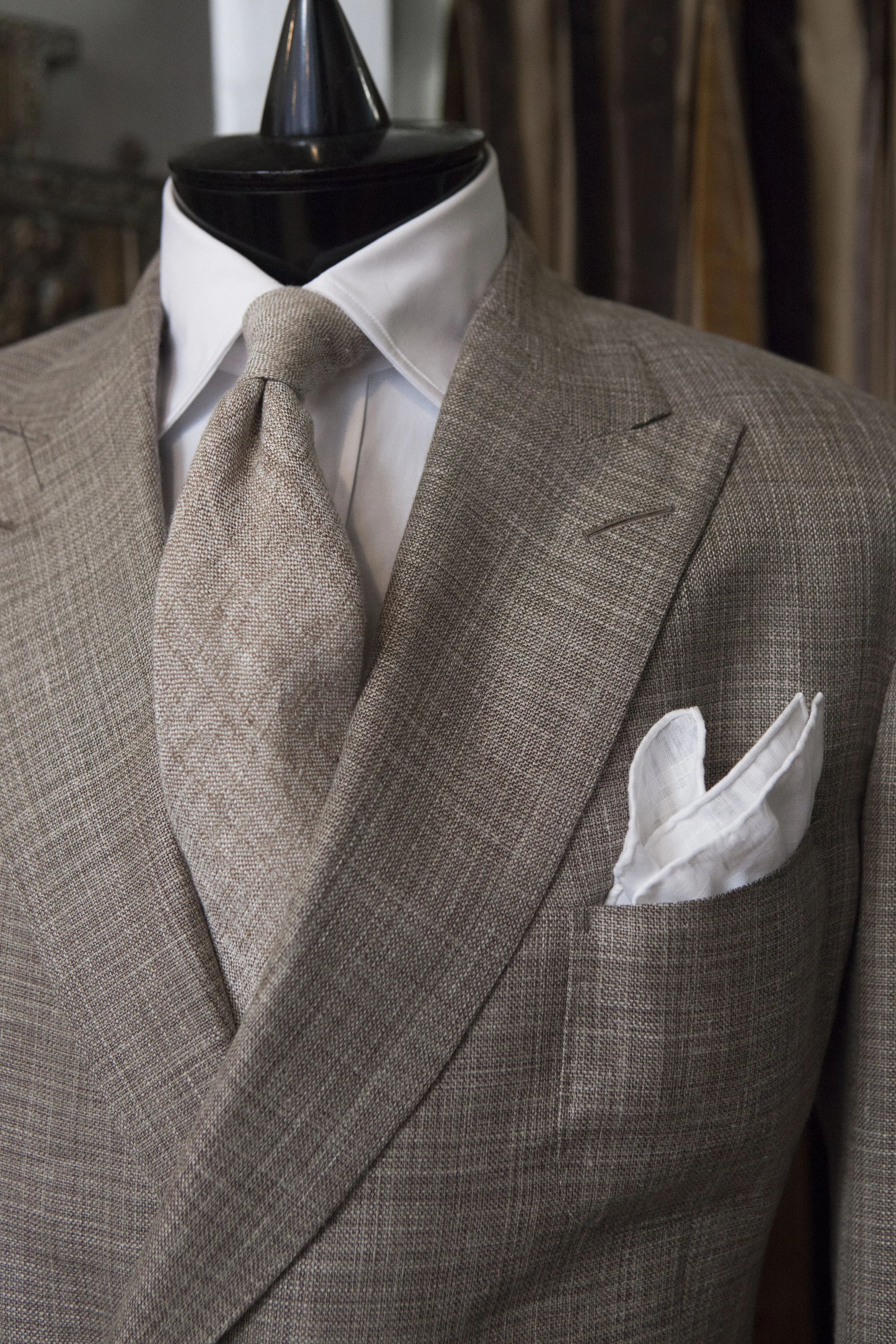 The rough linen textures of both this tie and patch-pocketed jacket impart a refined but relaxed feel.