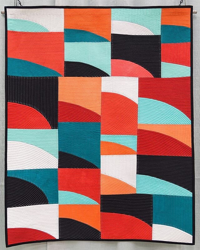 #IGQuiltFest2020Day10: Solids. Solids are my jam. I loooove working with solids, because it&rsquo;s like paint my numbers, the quilty version. Using solids really lets a quilting design shine. This quilt is called Modern Sunset, one of my first jurie