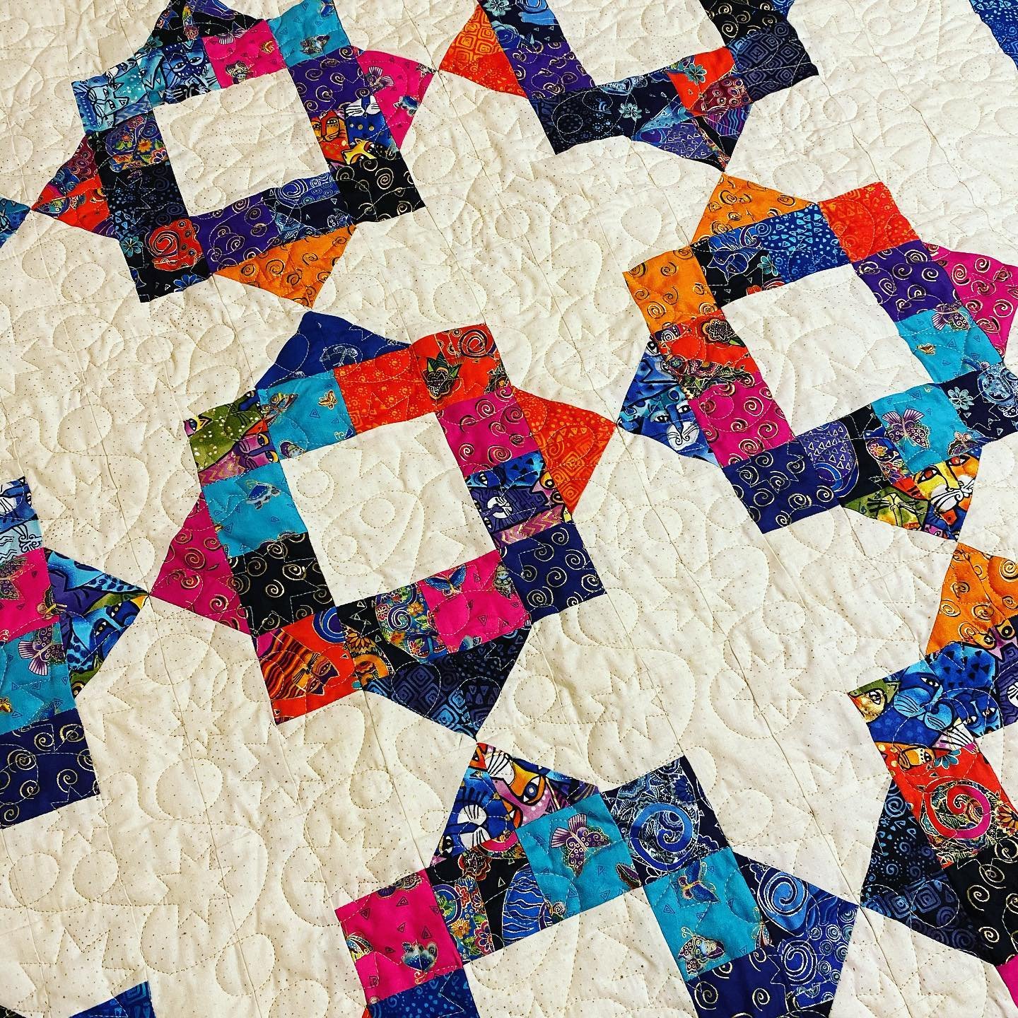 #IGQuiltFest2020Day14: I don&rsquo;t make a lot of quilts from start to finish these days (besides t-shirt quilts) so my most recent finish was a sample quilt for @aqsonline. Quilt finishing services (longarm quilting and binding) are a big part of m