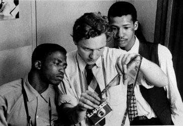 Jurgen Schadeberg (centre), with Peter Magubane and Bob Gosani, look for a good picture.