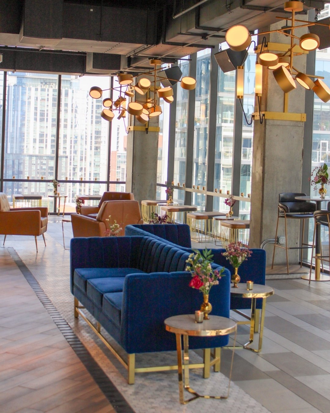 Grab a drink, have a seat, and enjoy the stunning views of River North at Twenty-Six 🥂✨
.
.
.
#twentysixchicago #eventvenue #chicagoevents #weddingreception #chicagowedding #weddingvenue #chicagoeventvenue #chicagoeventplanner #magnificentmile #even